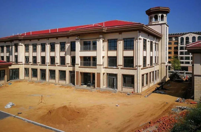 榮成多所新建學校工程加速推進，內外墻粉刷全面展開